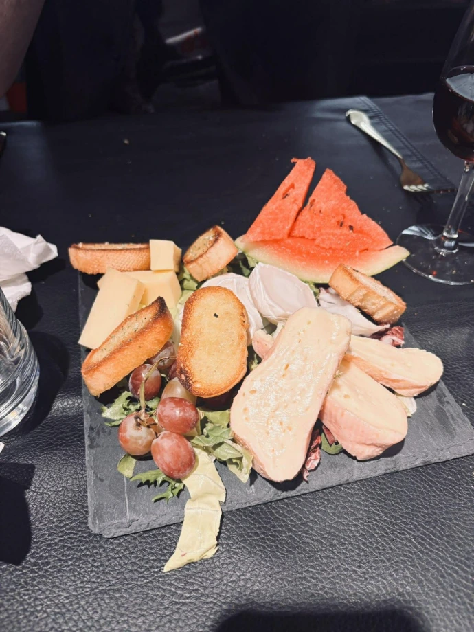 Plateau de fromage préparé par Avec Plaisir ! - traiteur La Louvière